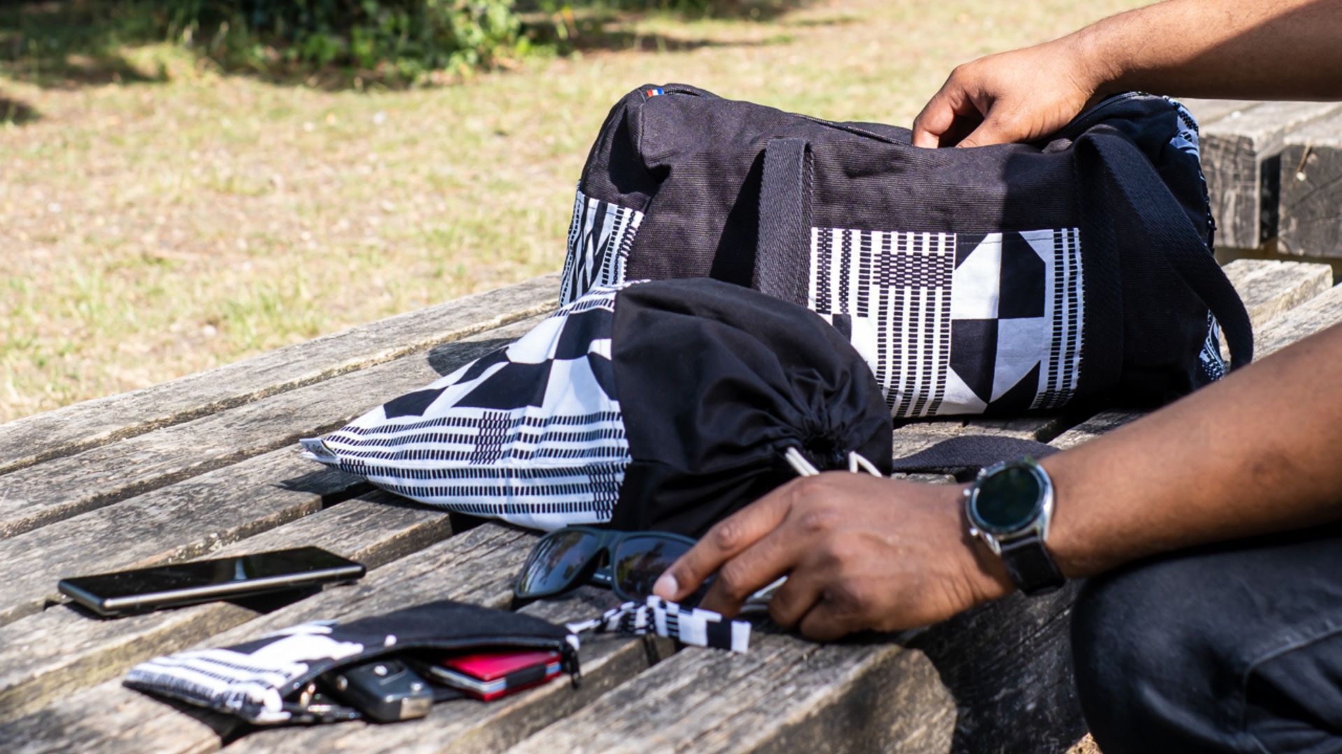 Poropango-Blog-Que-mettre-sans-son-sac-de-voyage-pour-un-weekend Article de blog : Que mettre dans son sac de voyage pour un week-end ?