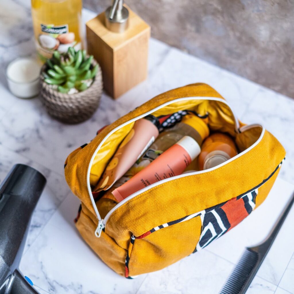 Trousse de toilette de la collection Bogolan de Poropango