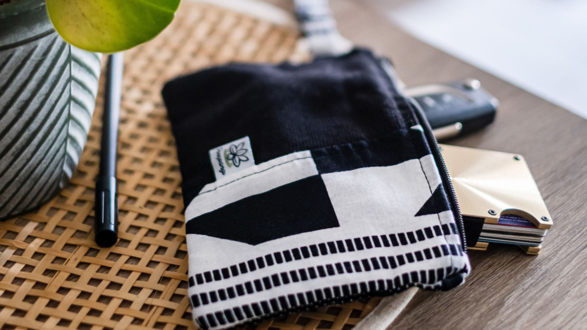 Pochette de voyage Poropango. Collection Kita noir et blanc.