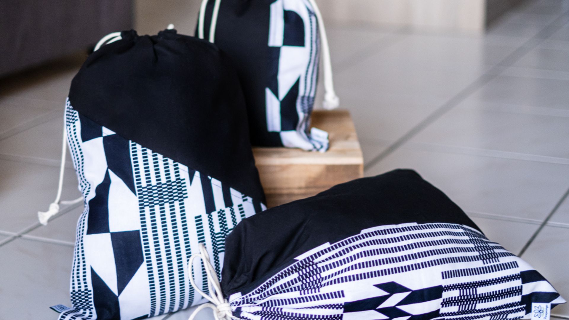 Sacs d'organisation Poropango. Collection Kita noir et blanc. Femme.