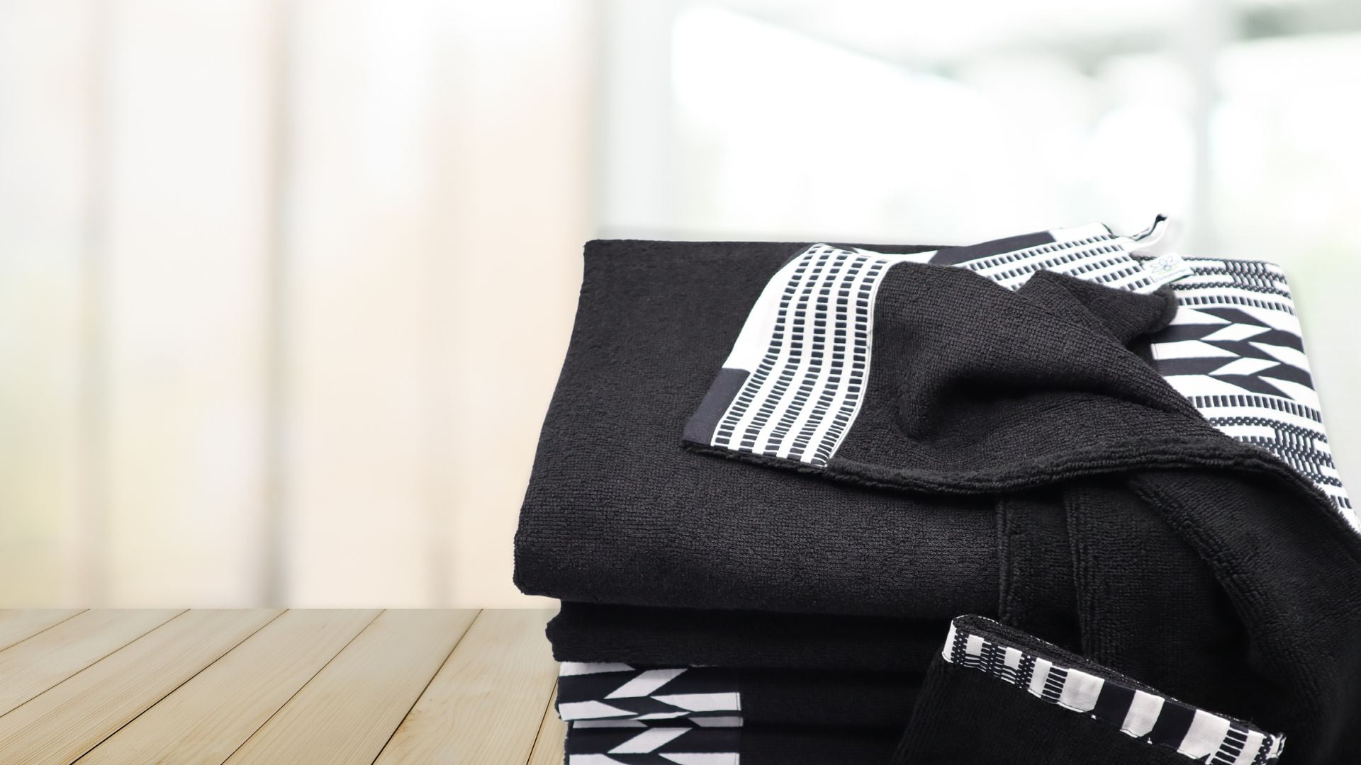 Linge de bain Poropango. Collection Kita noir et blanc. Femme.