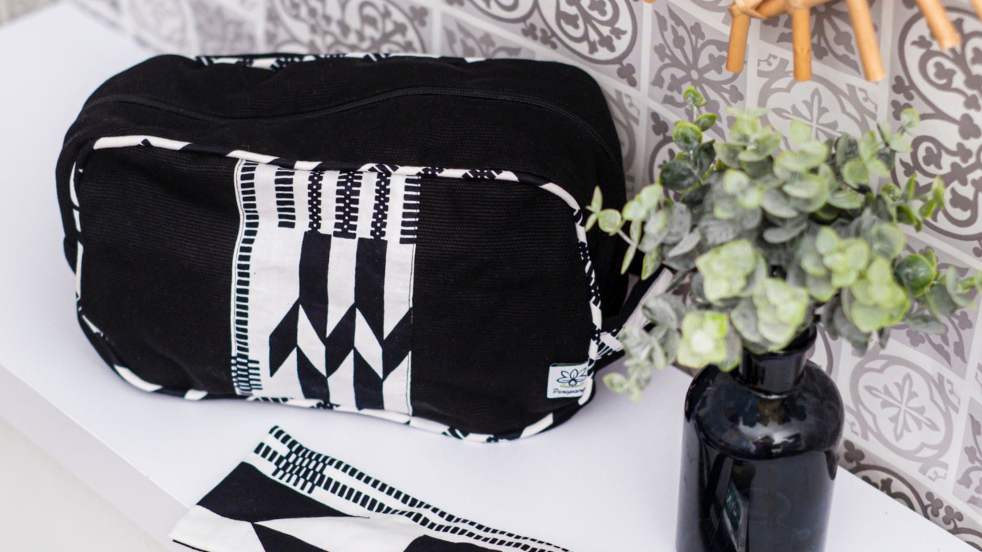 Trousse de toilette Poropango. Collection Kita noir et blanc.