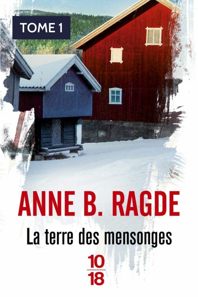 Couverture du livre "La Terre des mensonges" d'Anne Birkefeldt Ragde, montrant une ferme norvégienne sous un ciel gris, symbolisant les secrets cachés au sein de la famille Neshov.