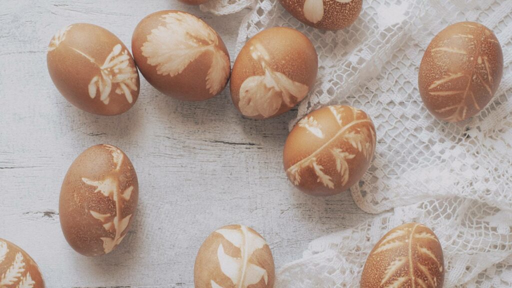 Œufs de Pâques décorés à la main selon la tradition, laissant apparaître la teinte naturelle de la coquille, ornés de motifs délicats et symboliques.