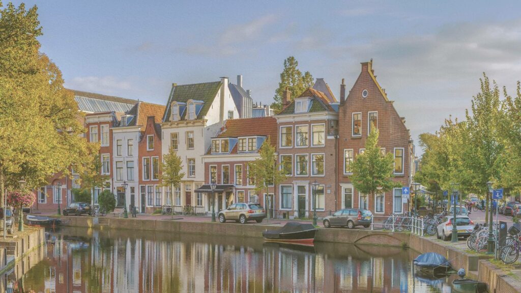 Canaux et ruelle de Leyde, ville au cœur du roman La Fabrique de Simone van der Vlugt