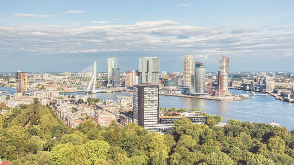 Rotterdam entre mémoire et modernité, ville dévastée en 1940 puis reconstruite, cadre poignant du roman de Simone van der Vlugt