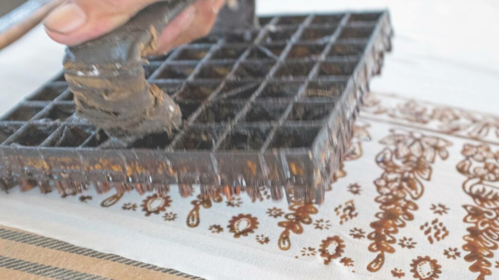 Dessin Batik à la cire réalisé avec un bloc sur du tissu