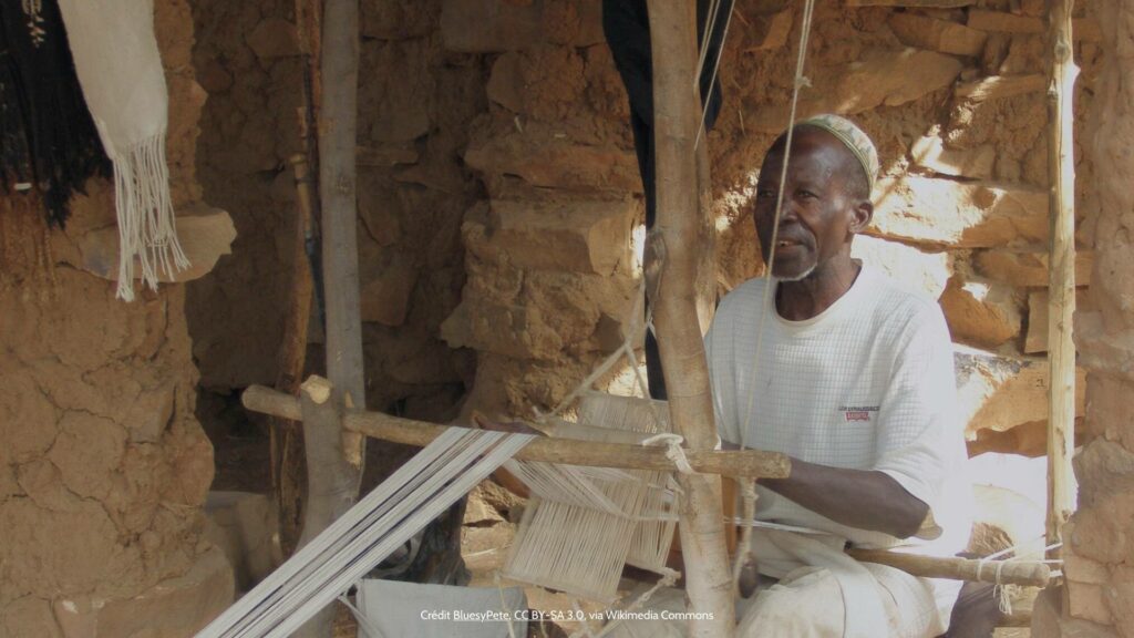 Homme qui tisse des bandes de coton
