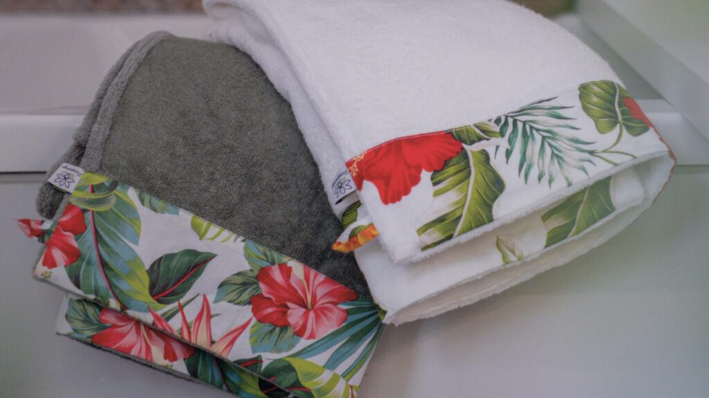 Linge de bain de la collection Hibiscus et Plumeria de Poropango