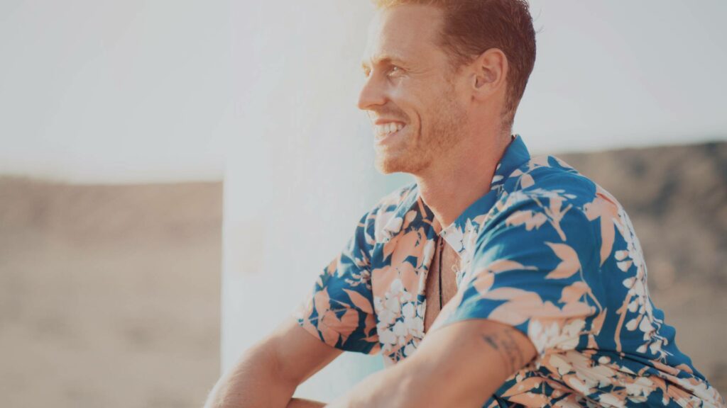 Homme avec une chemise Hawaïenne
