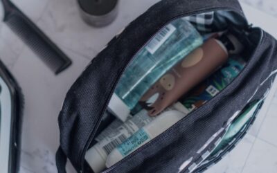 Voyage léger : Comment optimiser votre trousse de toilette avec des astuces pratiques