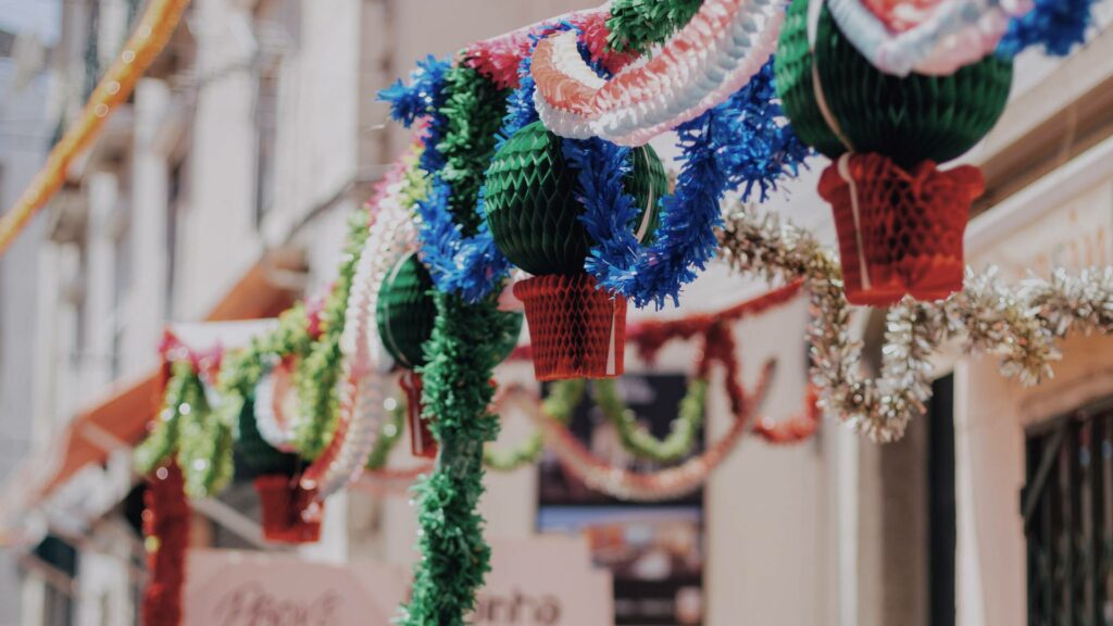 Rue décorée pour la Fête de la Saint-Antoine à Lisbonne