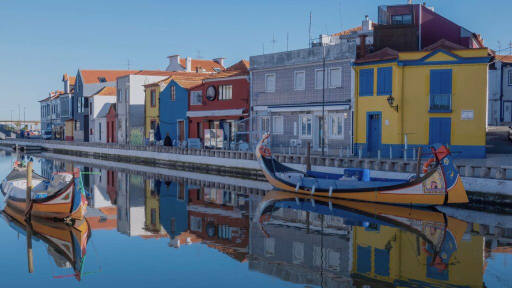Bateaux moliceiros colorés sur les canaux d'Aveiro