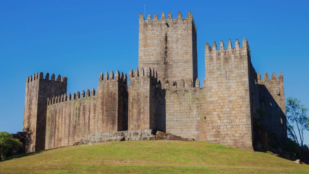 Château médiéval de Guimarães entouré de verdure