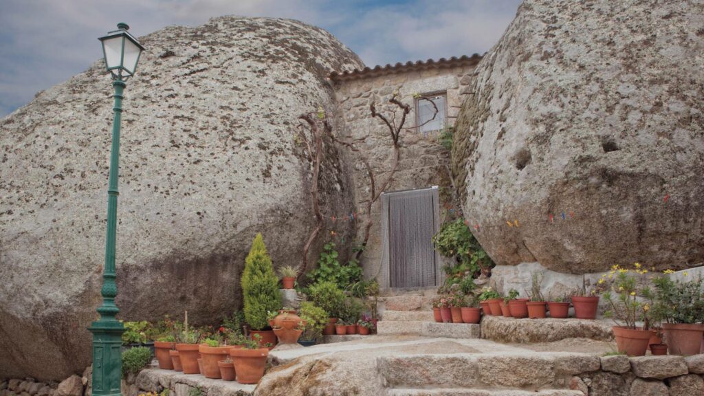 Maisons en pierre intégrées dans des rochers géants à Monsanto