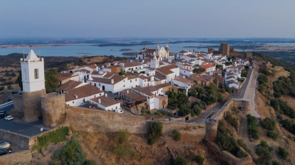 Vue panoramique de Monsaraz avec le lac Alqueva en arrière-plan