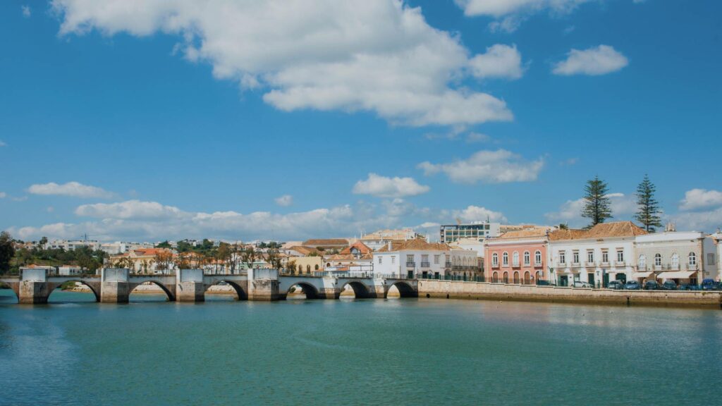 Pont romain et rivière à Tavira sous un ciel bleu