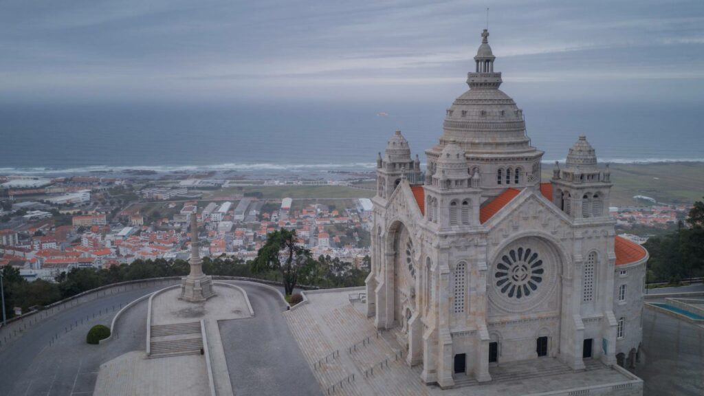 Sanctuaire de Santa Luzia à Viana do Castelo avec vue sur l'océan