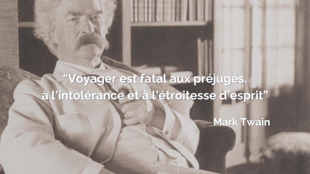 Mark Twain assis avec un livre dans les mains, symbolisant la sagesse et la réflexion sur le voyage.