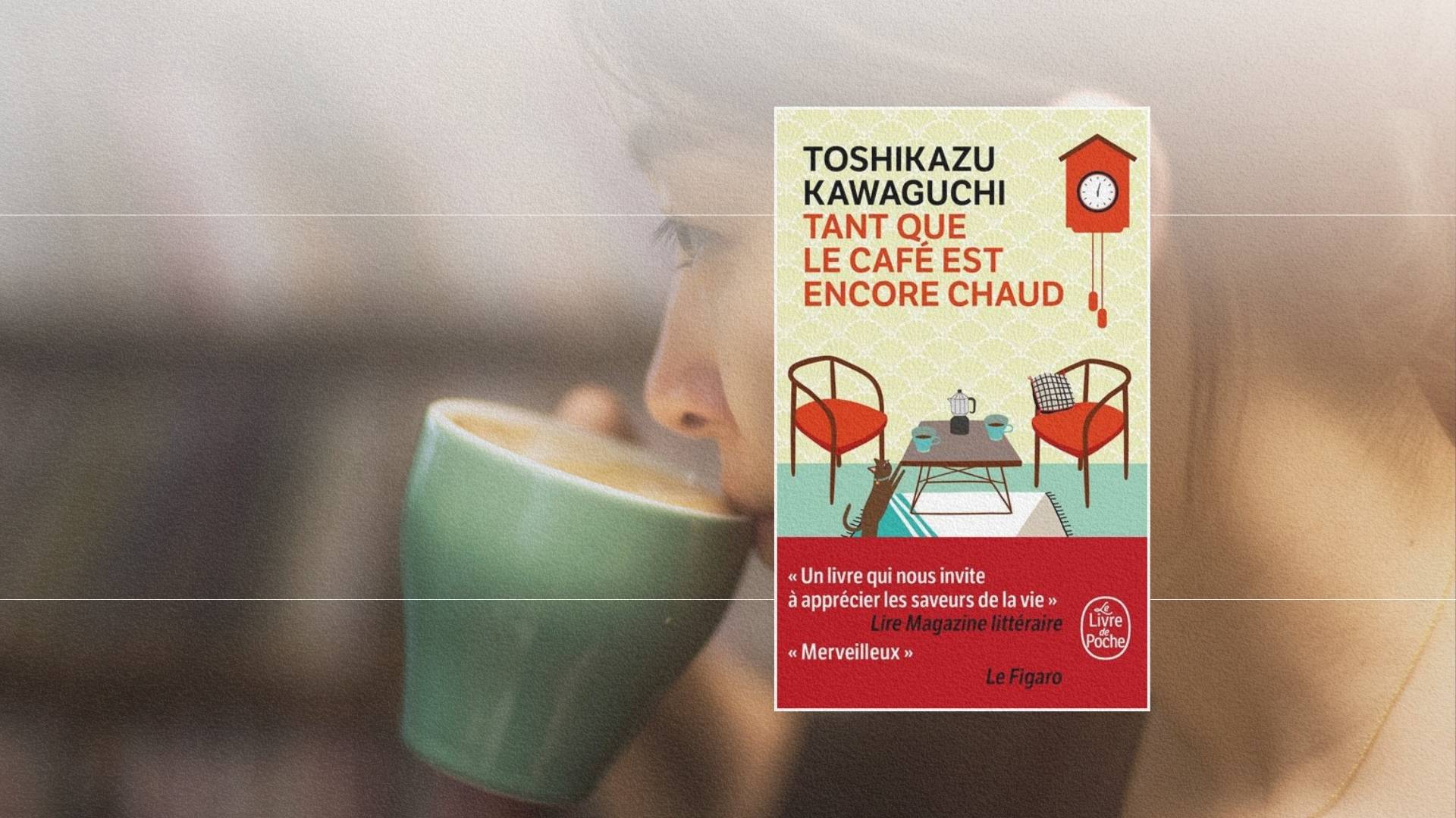 Couverture du livre Tant que le café est encore chaud de Toshikazu Kawaguchi, avec en arrière-plan flouté une femme savourant une tasse de café, évoquant l’atmosphère intime et contemplative du roman.