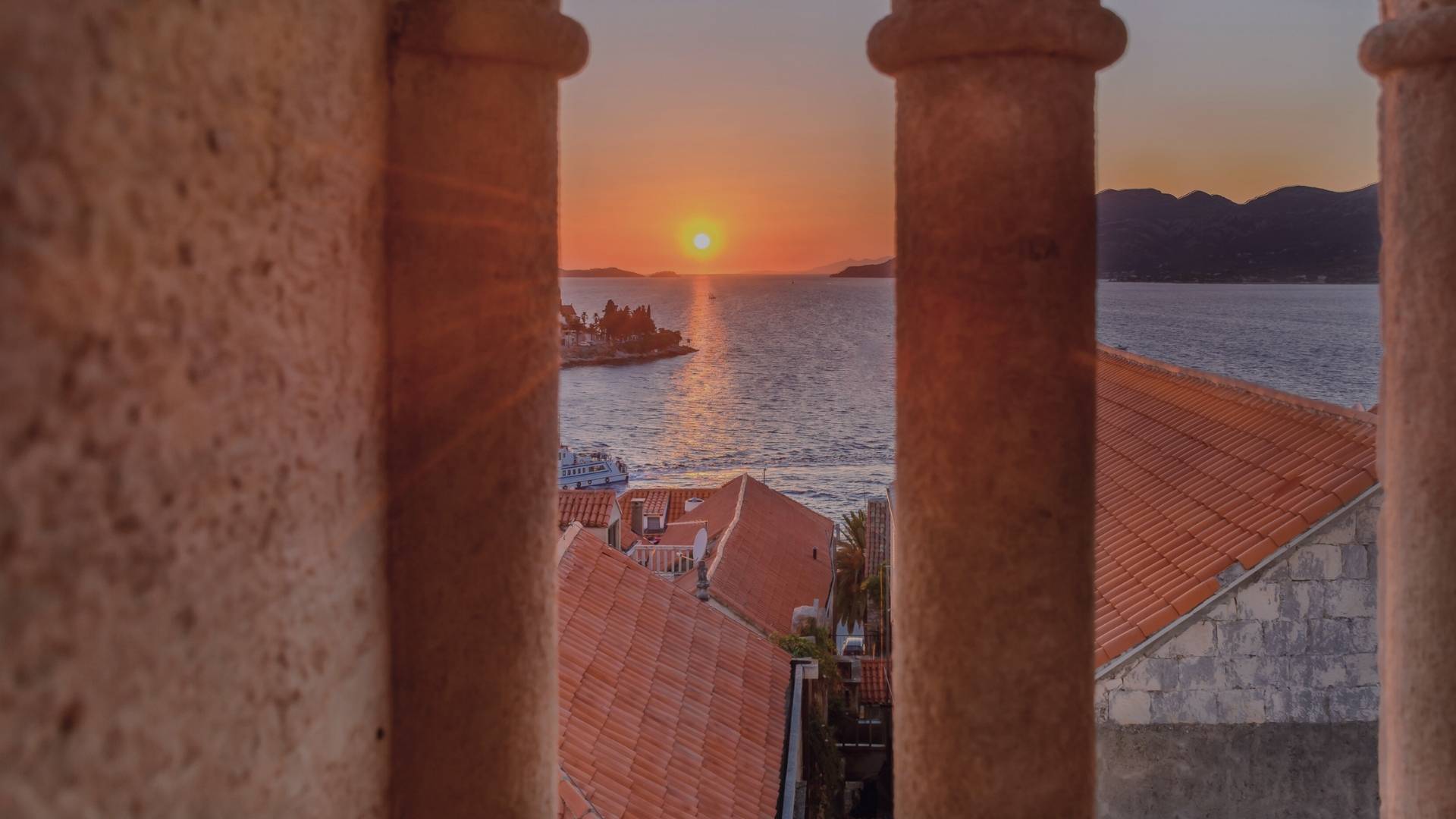 Coucher de soleil face à la mer Adriatique depuis la vieille ville de Korčula