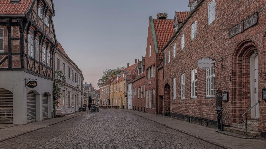 Vue du centre historique de Ribe avec ses maisons à colombages, ses rues pavées un soir de juin.