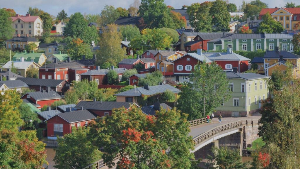 Vue sur la vieille ville de Porvoo sous la lumière dorée d’août.