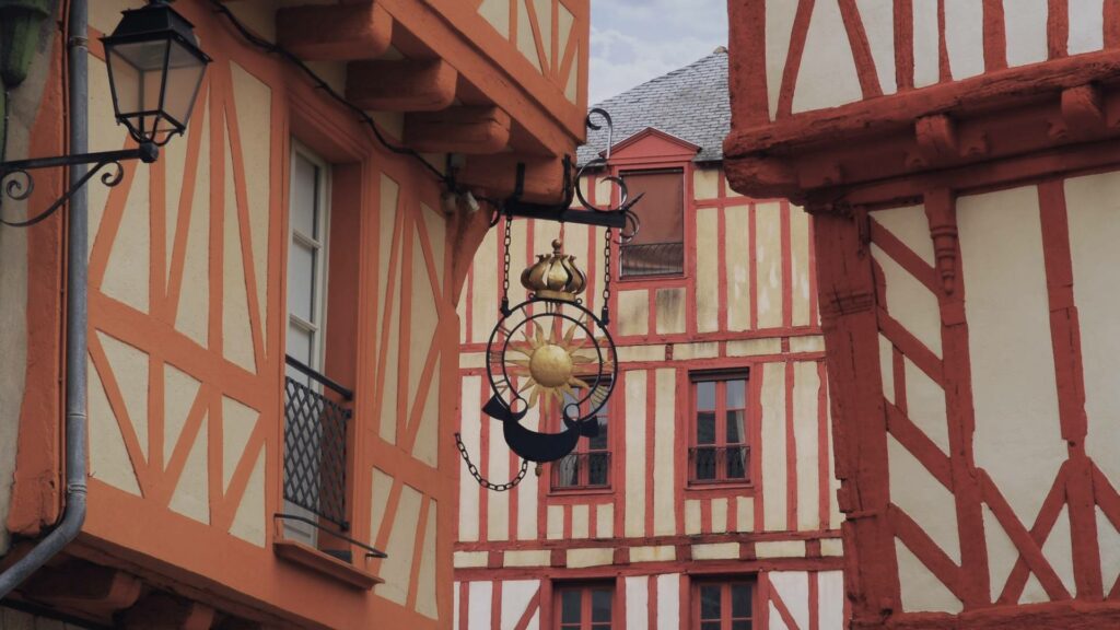 Vue sur les maisons à colombages et le ciel clair d’un début d’été breton.