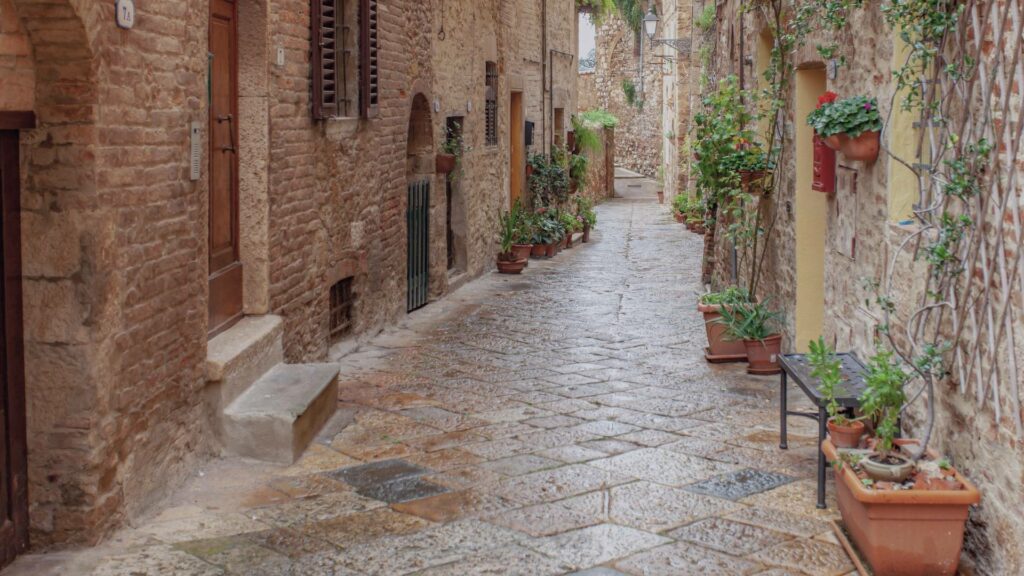 Ruelle de Volterra un après-midi de juin.