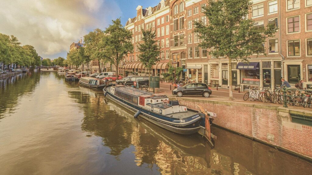 Vue d’un ancien quartier industriel d’Amsterdam, entre canaux et entrepôts en brique, décor du roman La Fabrique de Simone van der Vlugt