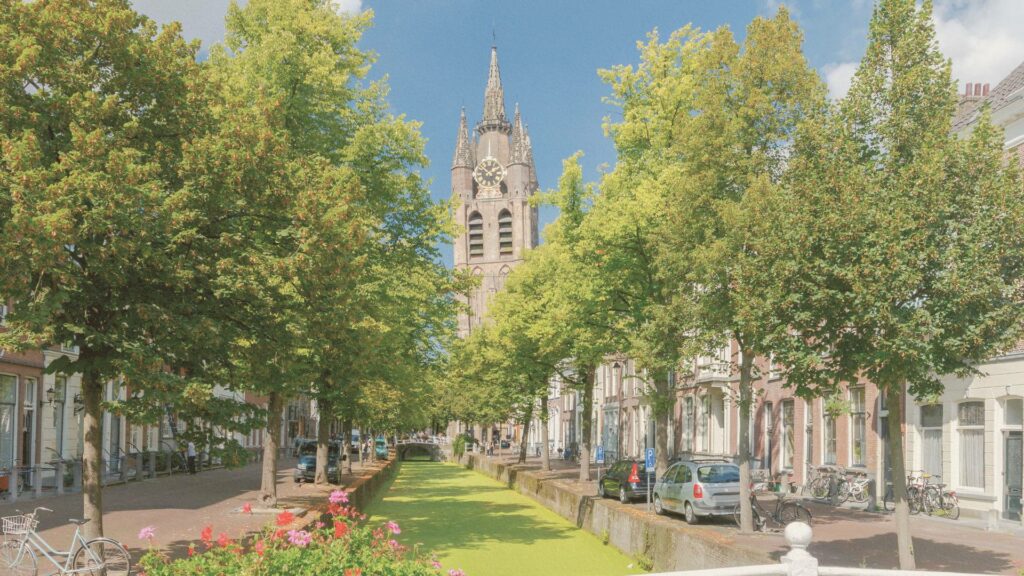 Canaux de Delft, ville au cœur du roman Bleu de Delft