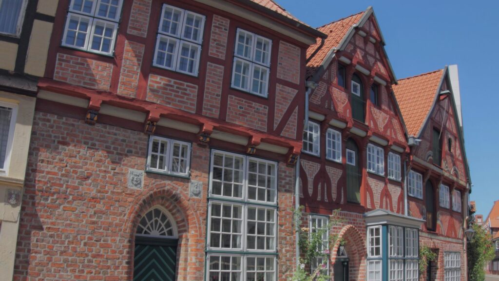 Lüneburg, Allemagne : Maisons en briques rouges sous la lumière du printemps.