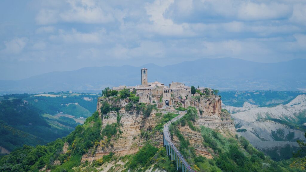Civita di Bagnoregio, Italie : Village perché sur son éperon rocheux entouré de verdure.