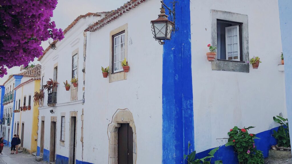 Óbidos, Portugal : Vue des ruelles fleuries et des remparts d’Óbidos sous le soleil printanier.