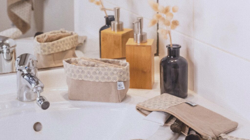Lingettes démaquillantes réutilisables en bambou – un geste doux et minimaliste inspiré de la beauté japonaise.