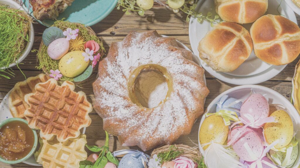 Brunch de Pâques avec décorations florales naturelles, œufs colorés et ambiance conviviale.