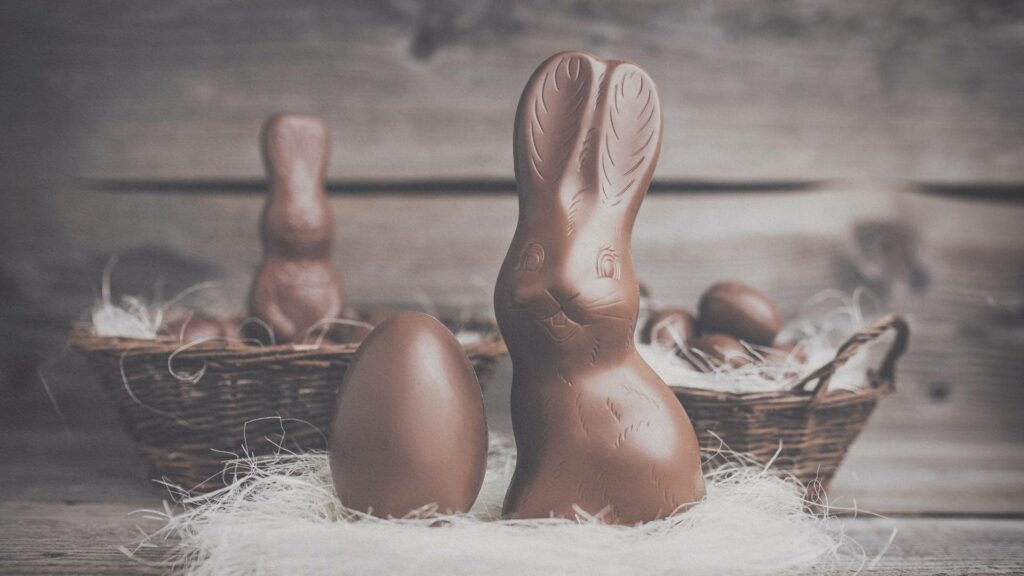 Lapin de Pâques en chocolat, tradition alsacienne devenue emblème de la fête familiale moderne.