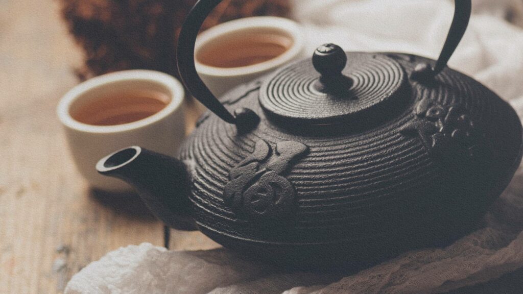Tasse de thé vert japonais dans une lumière douce – métaphore visuelle de l’ikigai, cette joie discrète et simple du quotidien.