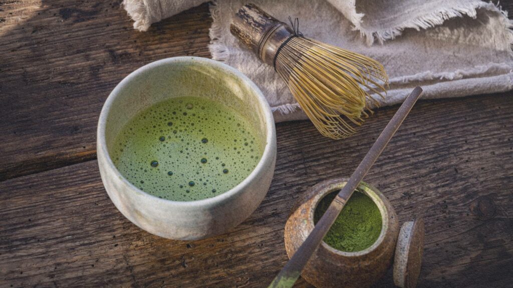 Bol de thé vert matcha dans un cadre apaisant – un rituel de soin holistique à boire et à appliquer.